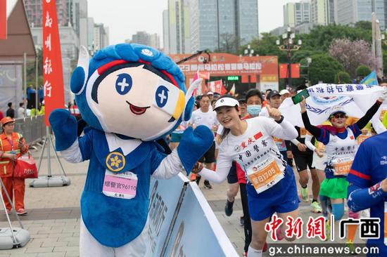 “柳马警马”跑龙城 金色盾牌争先锋