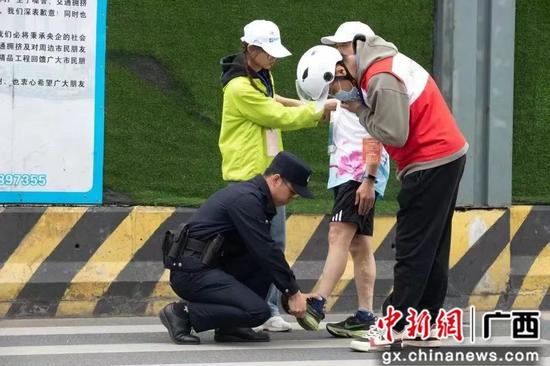 “柳马警马”跑龙城 金色盾牌争先锋
