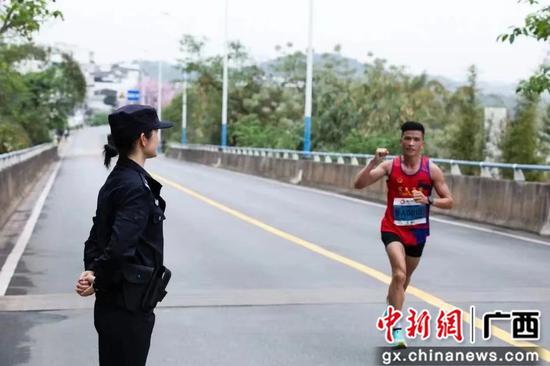 “柳马警马”跑龙城 金色盾牌争先锋