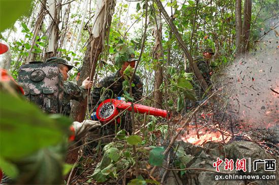 广西河池突发山火 武警官兵紧急驰援