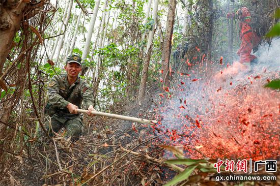 广西河池突发山火 武警官兵紧急驰援