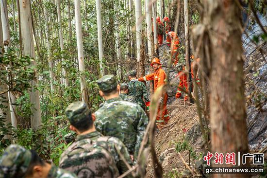 广西河池突发山火 武警官兵紧急驰援