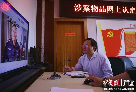 图为公安和价格认定机构双方工作人员确认身份。甘勇 摄