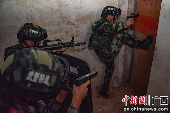 广西北海：直击武警夜间反恐演练现场