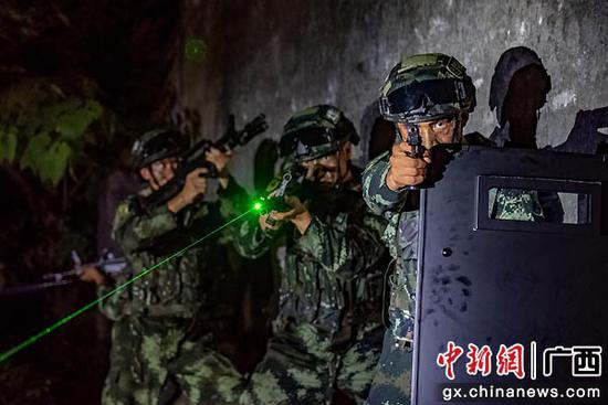 广西北海：直击武警夜间反恐演练现场