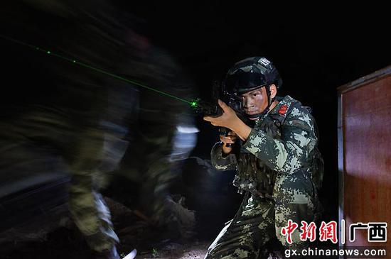 广西北海：直击武警夜间反恐演练现场