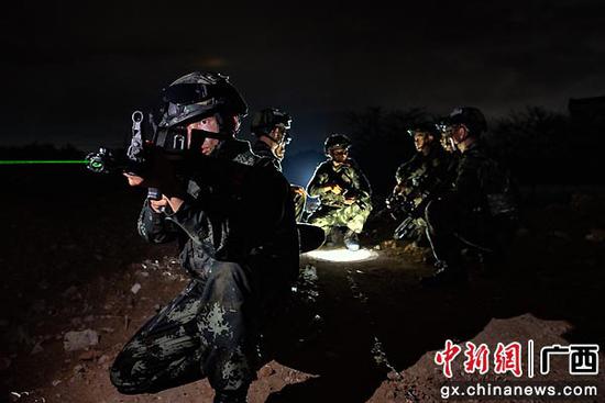 广西北海：直击武警夜间反恐演练现场