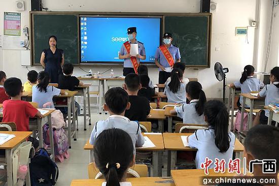 崇左下冻边境派出所开展反拐宣传活动