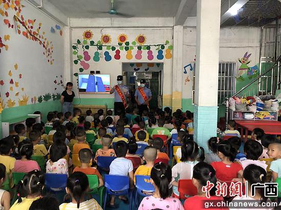 崇左下冻边境派出所开展反拐宣传活动