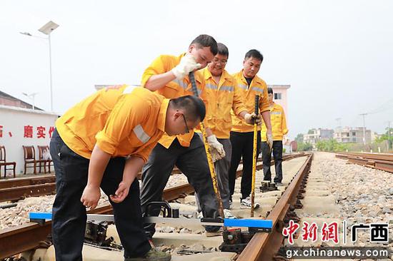 玉林工务段突出“四强”推进“安全生产月”活动