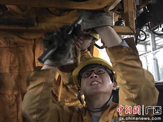 玉林工务段突出“四强”推进“安全生产月”活动