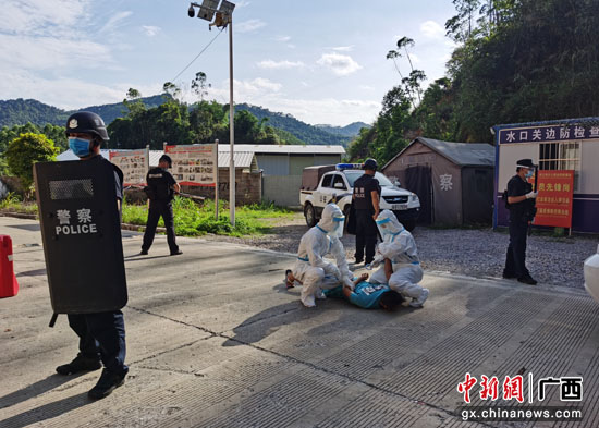 广西水口关出入境边防检查站开展应急处突演练