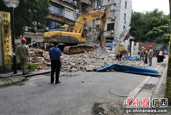 广西桂林象山城管拆除扰民违建解决群众烦心事