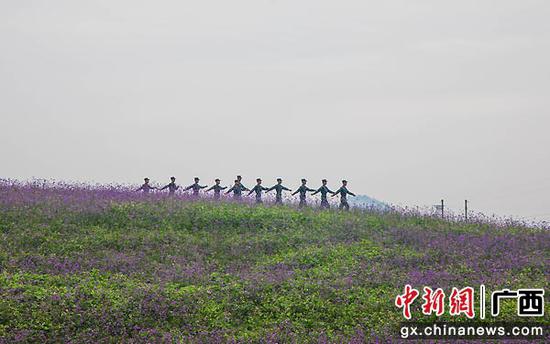 广西来宾武警官兵借花海释放压力（组图）