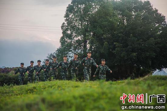 广西来宾武警官兵借花海释放压力（组图）