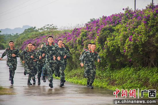 广西来宾武警官兵借花海释放压力（组图）