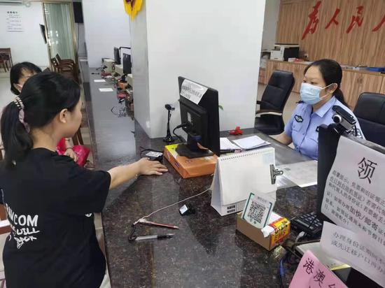 梧州万秀警方周末开通“绿色通道”为高考学生补办身份证