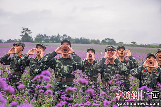 广西来宾武警官兵借花海释放压力（组图）