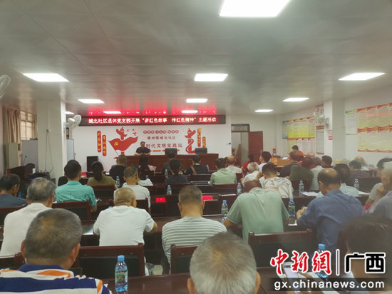 横县老年大学宣讲团进社区宣讲红色故事 横县宣传部供图 横县掀起学党史、悟思想、办实事、开新局“热潮”