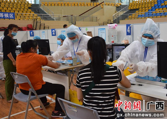 巴马群众踊跃接种疫苗 筑起防疫“长城”