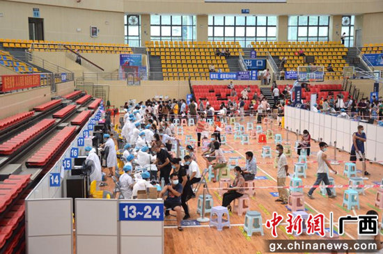 巴马群众踊跃接种疫苗 筑起防疫“长城”