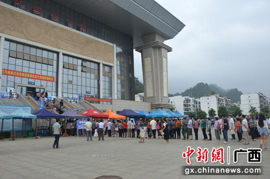 巴马群众踊跃接种疫苗 筑起防疫“长城”