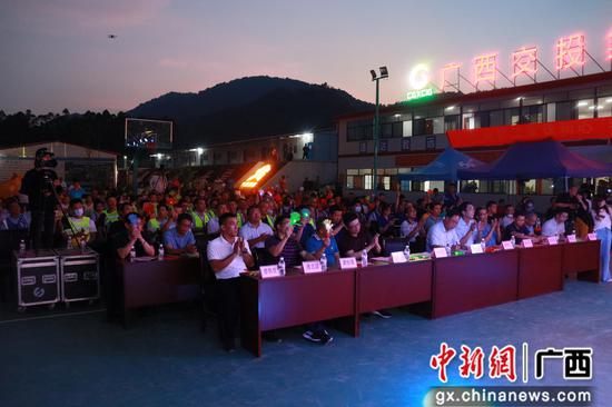 文艺演出走进大新至凭祥高速公路工地 安全宣传暖人心