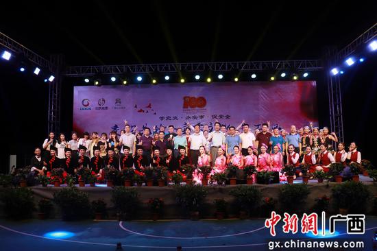 文艺演出走进大新至凭祥高速公路工地 安全宣传暖人心