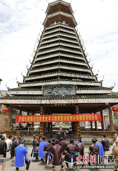 广西罗城:党史知识“双语”宣讲进村寨