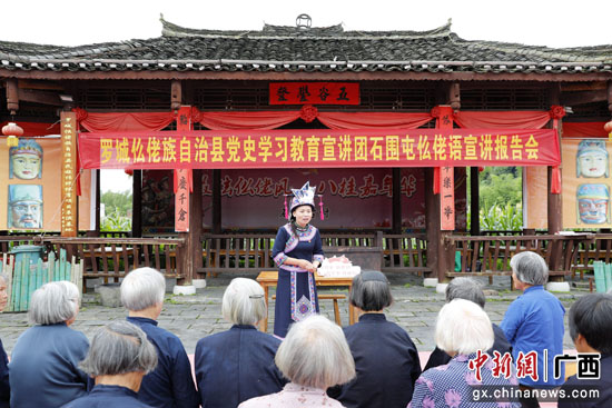 广西罗城:党史知识“双语”宣讲进村寨