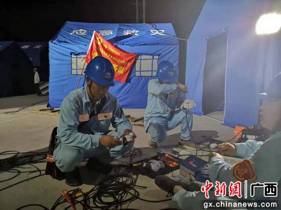 巴马连夜为灾区安置点227名群众架通生活用电