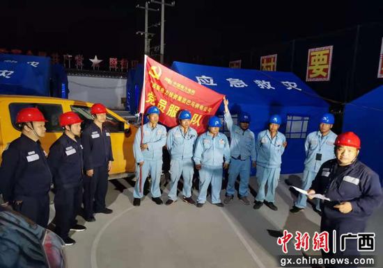 巴马连夜为灾区安置点227名群众架通生活用电