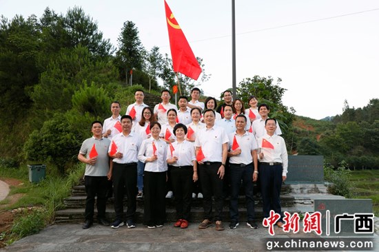 广西市场监管局党支部赴侗族村联合开展主题党日活动