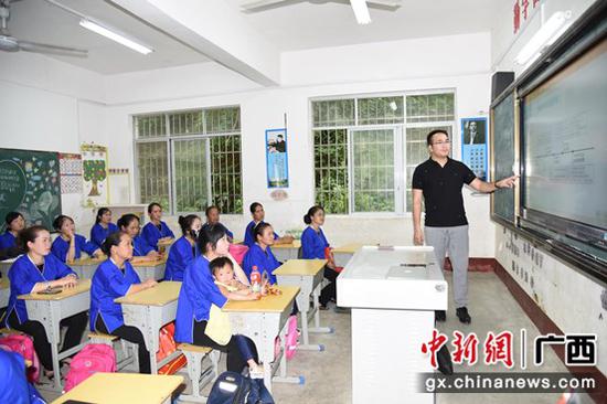 广西市场监管局党支部赴侗族村联合开展主题党日活动