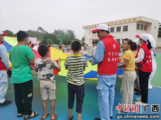 崇左供电局志愿者到特殊学校开展儿童节活动