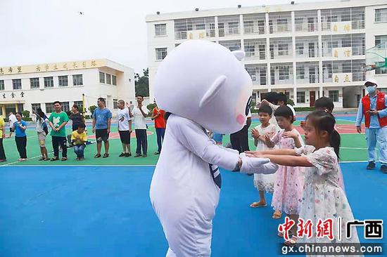 崇左供电局志愿者到特殊学校开展儿童节活动