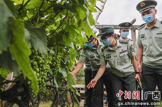 5月27日至28日,武警广西总队开展“学党史缅怀先烈,感党恩砥砺前行”主题党日活动,组织官兵赴桂林市全州县全州县毛竹山村参观见学。许东
摄 广西武警开展主题党日活动