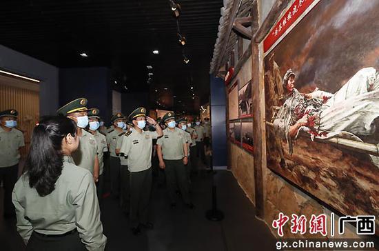 5月27日至28日,武警广西总队开展“学党史缅怀先烈,感党恩砥砺前行”主题党日活动,组织官兵赴桂林市全州县红军长征湘江战役纪念馆参观见学。许东 摄 广西武警开展主题党日活动