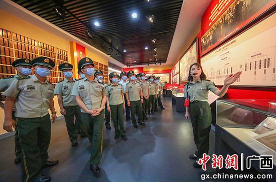 5月27日至28日,武警广西总队开展“学党史缅怀先烈,感党恩砥砺前行”主题党日活动,组织官兵赴桂林市全州县红军长征湘江战役纪念馆参观见学。施晨洲 摄 广西武警开展主题党日活动