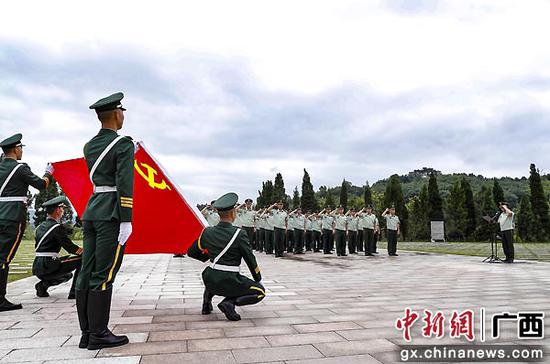5月27日至28日,武警广西总队开展“学党史缅怀先烈,感党恩砥砺前行”主题党日活动,组织官兵赴桂林市全州县红军长征湘江战役纪念园开展纪念仪式。许东 摄 广西武警开展主题党日活动