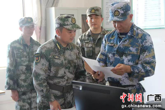 广西桂林警备区检查临桂区两江镇民兵整组工作