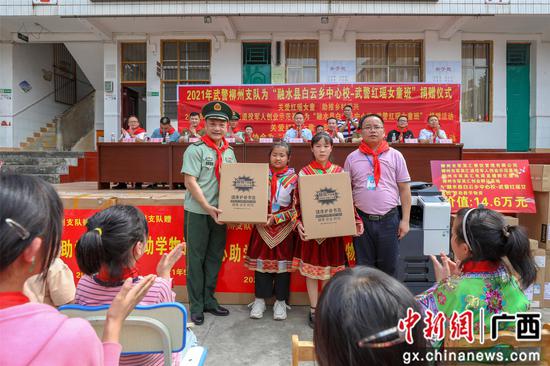 武警官兵向红瑶女童班赠送礼物。李灿明 摄 武警柳州支队官兵“六一”送红瑶群众特色礼包