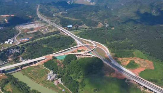 天（峨）巴（马）高速路建设者全力奋战 加快施工进