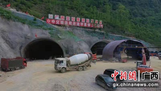 天（峨）巴（马）高速路建设者全力奋战 加快施工进