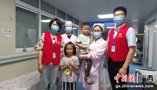 自治区南溪山医院为患儿送上“六一”儿童节礼物