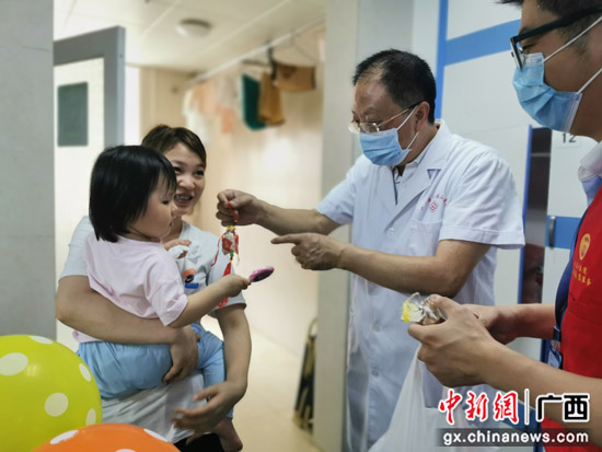 自治区南溪山医院为患儿送上“六一”儿童节礼物