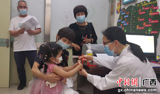 自治区南溪山医院为患儿送上“六一”儿童节礼物