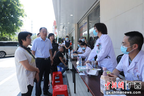 南溪山医院携手桂林银行桂林分行开展健康义诊活动
