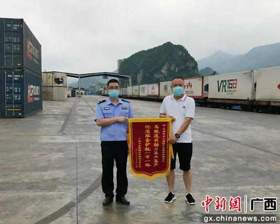 友谊关边检站服务跨境班列获群众点赞