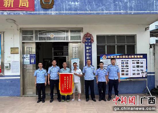 警方供图 贺州昭平县突发山洪 民警紧急营救被困民众